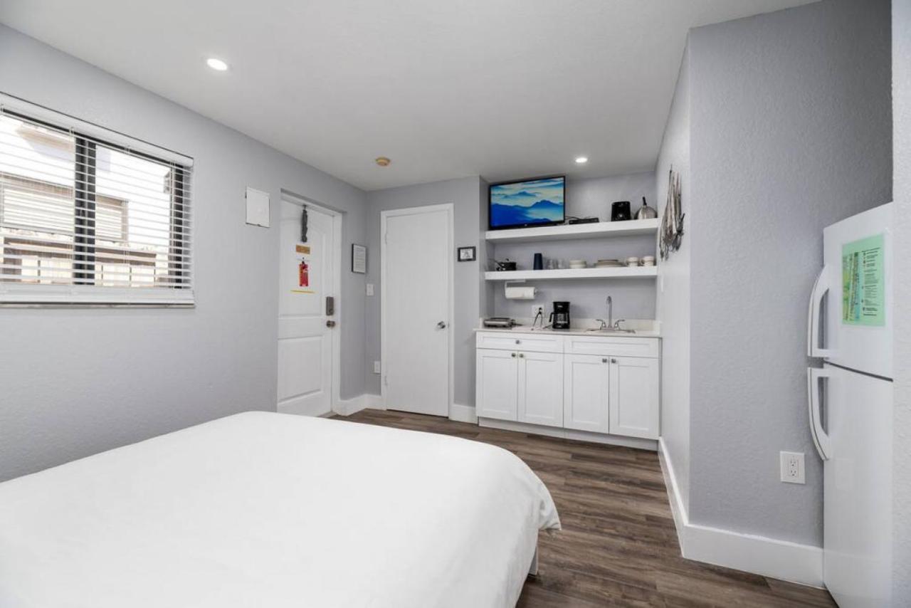 Apartment Shell On The 102 - Renovated Hollywood