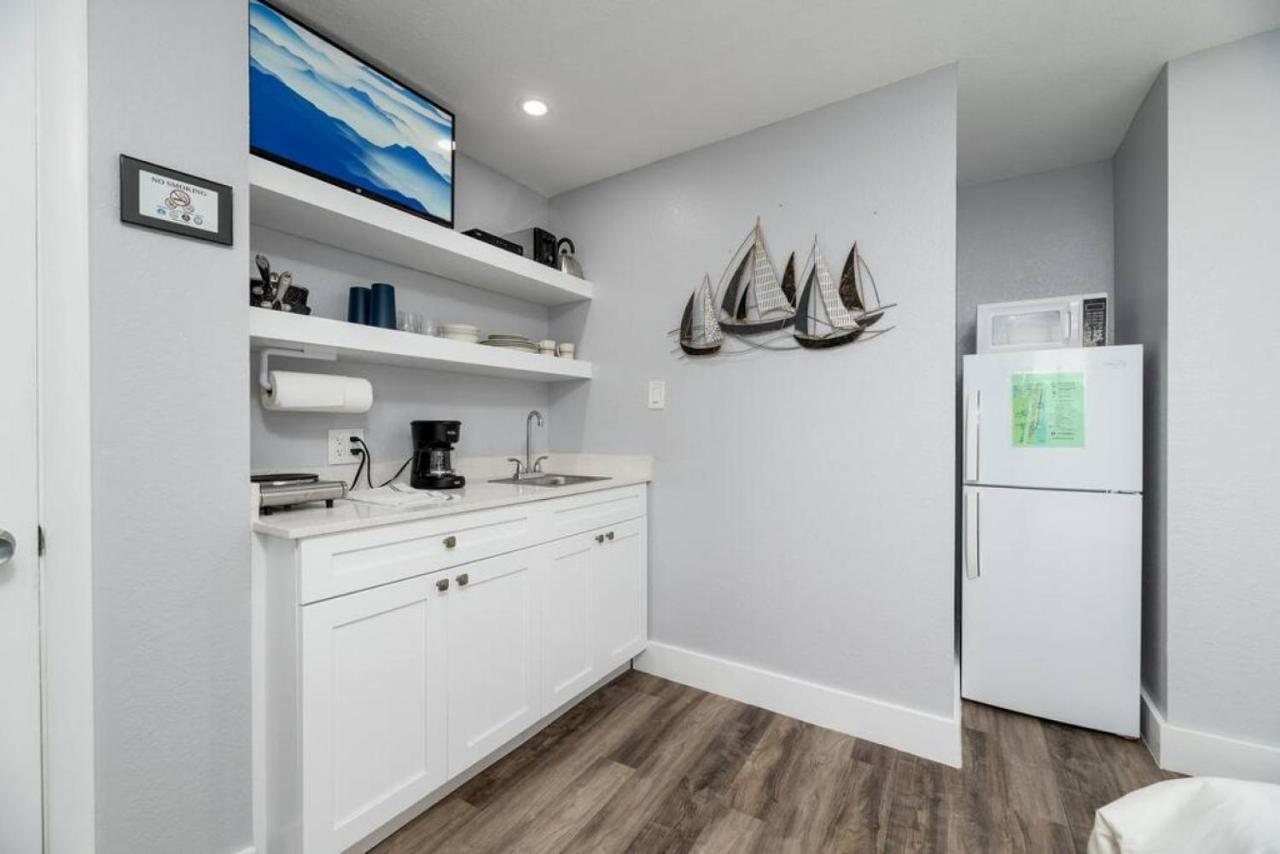 Apartment Shell On The 102 - Renovated Hollywood