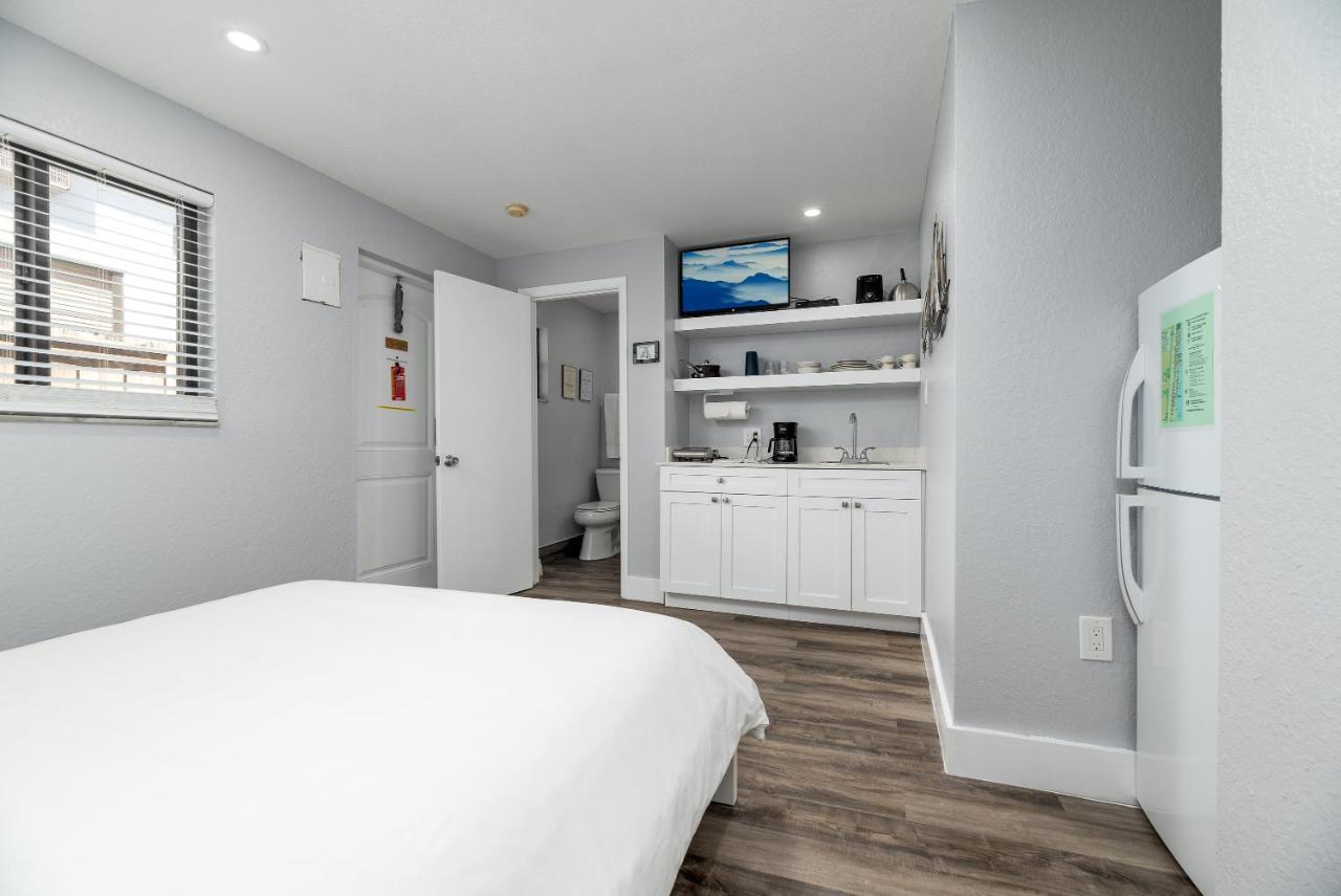 Apartment Shell On The 102 - Renovated Hollywood